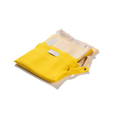 Reisedecke beige gelb aus hochwertiger Merino Wolle als Reise Accessoire für das Handgepäck im Flugzeug