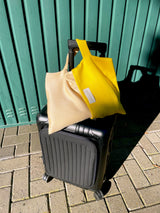 Hochwertige und schöne Reisedecke in gelb und beige als Begleiter für jede reise im Flugzeug, auf einem Schiff oder Yacht oder im Zug und praktisch zu befestigen an Luxus Handgepäck Koffer