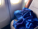 Schicke hochwertige Luxus Reisedecke in blau in Business Class Flugzeug und praktisches Accessoire für jede Reise