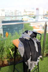 Schöne und hochwertige Reisedecke in grau schwarz aus Merino Wolle in Singapore auf Rooftop Bar