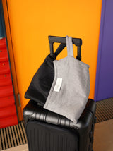 Reisedecke hochwertig in schwarz grau aus Merino Wolle und Accessoire für jede Reise an Luxus Handgepäck Koffer