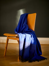 Luxus Wolldecke Plaid aus Merino und Kaschmir gewebt in majorelle Blau als zeitloses Accessoire im Wohnambiente in luxuriösem Design mit Nachhaltigkeit und als perfektes Geschenk für Gemütlichkeit in Chalet und in Gaskrise bei Energie Sparen und Heizen im kalten Winter und Shop in Berlin