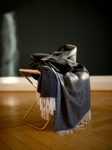 Luxus Wolldecke Berlin und Kuscheldecke aus Merino und Kaschmir gewebt in grau weiss als zeitloses Accessoire im Wohnambiente in luxuriösem Design mit Nachhaltigkeit und als perfektes Geschenk für Gemütlichkeit in Chalet und in Gaskrise bei Energie Sparen und Heizkosten sparen im kalten Winter