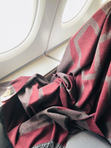 Wolldecke Berlin und Reisedecke in aubergine grau gewebt aus Merino und Yak in der Lufthansa Business Class und praktisch als Reisemode für Flugzeuge oder Privatjet in luxuriösem Design mit Nachhaltigkeit und als das perfekte Geschenk für Wochenendausflüge und in Gaskrise bei Energie Sparen und Heizen im kalten Winter Shop in Berlin