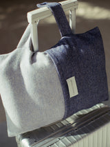 Schal und Reisedecke als Rimowa Koffer Accessoire in blau weiss für Zugreisen im maritimen Stil mit reduziertem Muster aus Merino und Seide hochwertig gewebt als zeitloses Accessoire für Mode in nordischem Design mit Nachhaltigkeit als das perfekte Geschenk zum Stylen