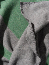 Decke für Hunde mit Streifenmuster Grau Lodengrün und quadratisch aus Merino gewebt für Haustiere und Katzen kuschelig im Hundebett oder auf Reisen im Auto mit Nachhaltigkeit und als das perfekte Geschenk für Haustier Liebhaber im kalten Winter Shop in Berlin