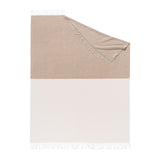 Wolldecke Plaid in beige creme aus Merino und Kaschmir gewebt in Color Block Muster als zeitloses Accessoire in schlichtem Stil für ein elegantes Interieur in luxuriöser Qualität und Design und Nachhaltigkeit und als perfektes Geschenk für Cocooning und Shop Wolldecken Berlin