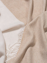 Wolldecke Plaid in beige creme aus Merino und Kaschmir gewebt in Color Block Muster als zeitloses Accessoire in schlichtem Stil für ein elegantes Interieur in luxuriöser Qualität und Design und Nachhaltigkeit und als perfektes Geschenk für Cocooning
