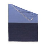 Wolldecke Plaid in Blau aus Merino und Kaschmir gewebt in Color Block Muster als zeitloses Accessoire in schlichtem Stil für ein elegantes Interieur in luxuriöser Qualität und Design und Nachhaltigkeit und als perfektes Geschenk für Cocooning und Shop Wolldecken Berlin