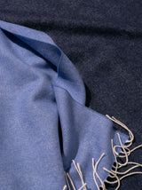 Wolldecke Plaid in Blau aus Merino und Kaschmir gewebt in Color Block Muster als zeitloses Accessoire in schlichtem Stil für ein elegantes Interieur in luxuriöser Qualität und Design und Nachhaltigkeit und als perfektes Geschenk für Cocooning