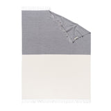 Wolldecke Plaid in Grau Weiss aus Merino und Kaschmir gewebt in Color Block Muster als zeitloses Accessoire in schlichtem Stil für ein elegantes Interieur in luxuriöser Qualität und Design und Nachhaltigkeit und als perfektes Geschenk für Cocooning