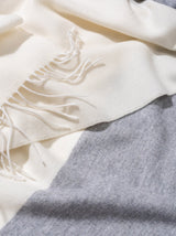 Wolldecke Plaid in Grau Weiss aus Merino und Kaschmir gewebt in Color Block Muster als zeitloses Accessoire in schlichtem Stil für ein elegantes Interieur in luxuriöser Qualität und Design und Nachhaltigkeit und als perfektes Geschenk für Cocooning und in Gaskrise bei Energie Sparen und Heizen im kalten Winter und Shop Wolldecke Berlin