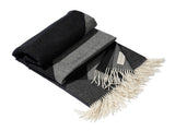 Luxus Wolldecke Plaid aus Merino und Kaschmir gewebt in grau als zeitloses Accessoire im Wohnambiente in luxuriösem Design mit Nachhaltigkeit und als perfektes Geschenk für Gemütlichkeit in Strandhaus