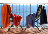 Wolldecke Plaid in Blau oder Orange Pink aus Merino und Kaschmir gewebt als zeitloses Interieur-Accessoire für Zuhause in luxuriösem schlichten Design und mit Nachhaltigkeit und das perfekte Geschenk für Stil und Luxus Liebhaber