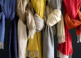 Wolldecken Plaids aus Merino und Kaschmir gewebt als zeitloses Interieur-Accessoire für Zuhause in schlichtem Color-Block Design und mit Nachhaltigkeit und das perfekte Geschenk für Stil und Luxus Liebhaber in kräftigen leuchtenden Farben