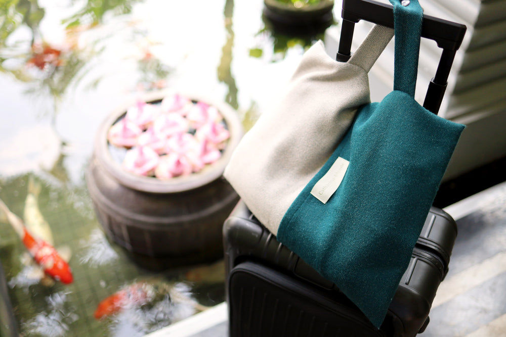 Reisedecke aus Wolle in petrol in eigener Tasche als Reise Accessoire für jeden Trip mit dem Flugzeug für das Handgepäck oder Rimowa Koffer 
