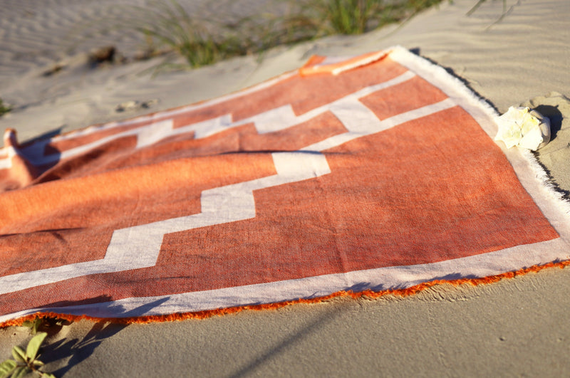 Strand Tuch in Orange Beige und beach towel aus Baumwolle und Leinen für Sommerurlaub und Badeurlaub für den Strand und für Tag am See und als Auflage für Gartenmöbel