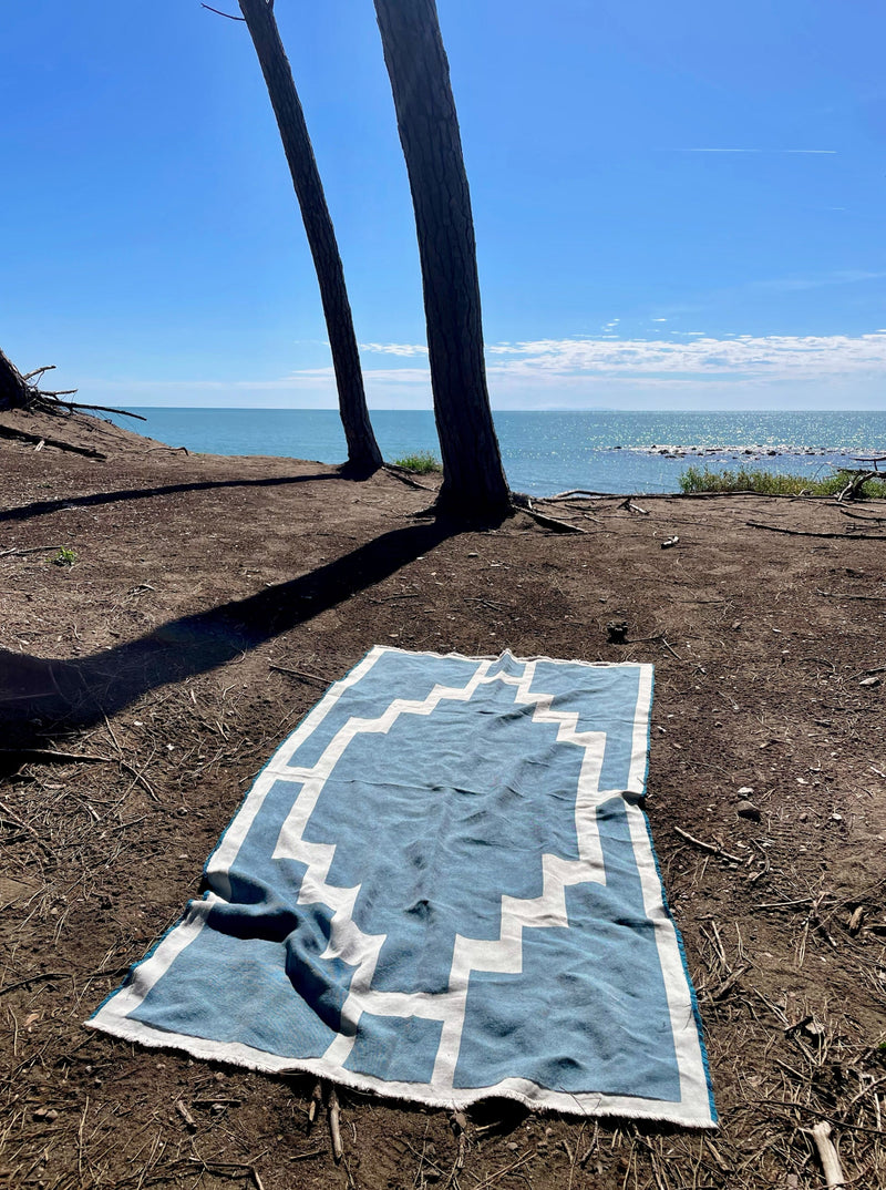 Strand Tuch in Schwarz Beige und beach towel aus Baumwolle und Leinen für Sommerurlaub und Badeurlaub für den Strand und für Tag am See und als Auflage für Gartenmöbel