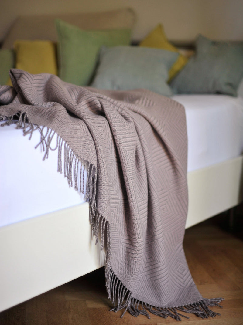 Tagesdecke und Bettüberwurf in mauve grau Fischgrät Muster aus Merino gewebt für Schlafzimmer Interieur für Stil mit luxuriösem Design und Nachhaltigkeit und Handwerkskunst für Dekor und Cozy Gefühl auch als Fussdecke und in Gaskrise bei Energie Sparen und Heizkosten sparen im kalten Winter Shop in Berlin