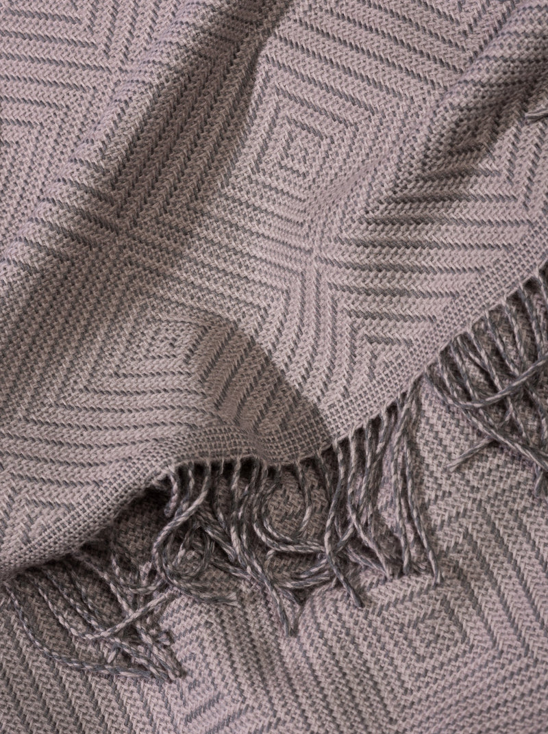 Tagesdecke und Bettüberwurf in mauve grau Fischgrät Muster aus Merino gewebt für Schlafzimmer Interieur für Stil mit luxuriösem Design und Nachhaltigkeit und Handwerkskunst für Dekor und Cozy Gefühl auch als Fussdecke und in Gaskrise bei Energie Sparen und Heizen im kalten Winter