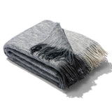 Mohairdecke mit leuchtender Farbe grau weiss gewebt aus Mohair und Wolle als zeitloses Plaid und Wolldecke für Stil zu Hause in luxuriösem Design mit Nachhaltigkeit und das perfekte Geschenk für Wohnzimmer und Stil Liebhaber und in Gaskrise bei Energie Sparen und Heizkosten sparen im kalten Winter und Shop Berlin Wolldecken