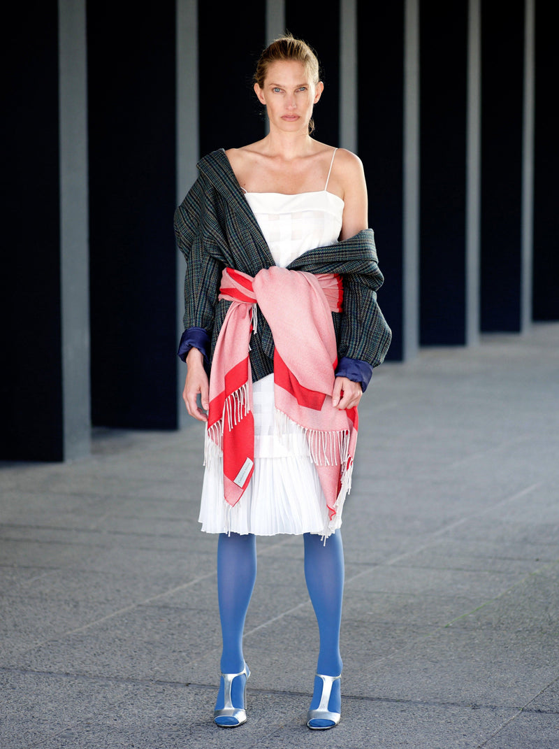 Schal im rot-weißen Muster gewebt aus Merino und Seide als elegantes Accessoire für Mode in Bauhaus-Design mit Nachhaltigkeit und als das perfekte Geschenk zum chic Stylen