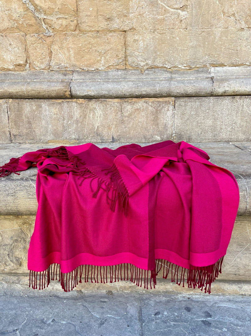 Reisedecke in Pink aus Merino und mit monochromen Muster in Florenz am Piazza Santa Trinita