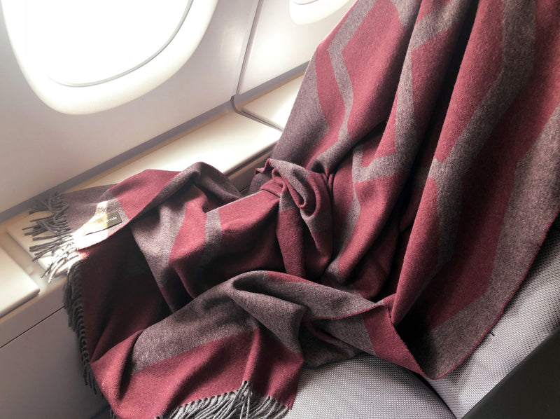 Wolldecke Berlin und Reisedecke in aubergine grau gewebt aus Merino und Yak in der Lufthansa Business Class und praktisch als Reisemode für Flugzeuge oder Privatjet in luxuriösem Design mit Nachhaltigkeit und als das perfekte Geschenk für Wochenendausflüge und in Gaskrise bei Energie Sparen und Heizen im kalten Winter Shop in Berlin