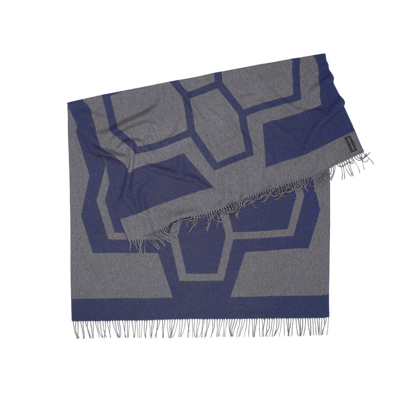 Travelblanket und Schal in blau grauem Muster aus Merino und Yak Wolle gewebt und ideal als Keypiece für Wochenenden am Strand mit Oldtimer oder in Bergen in luxuriösem Design mit Nachhaltigkeit und das perfekte Geschenk und in Gaskrise bei Energie Sparen und Heizen im kalten Winter Shop in Berlin